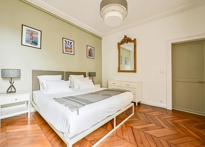 De Luxe - Assemblee Nationale Apartment